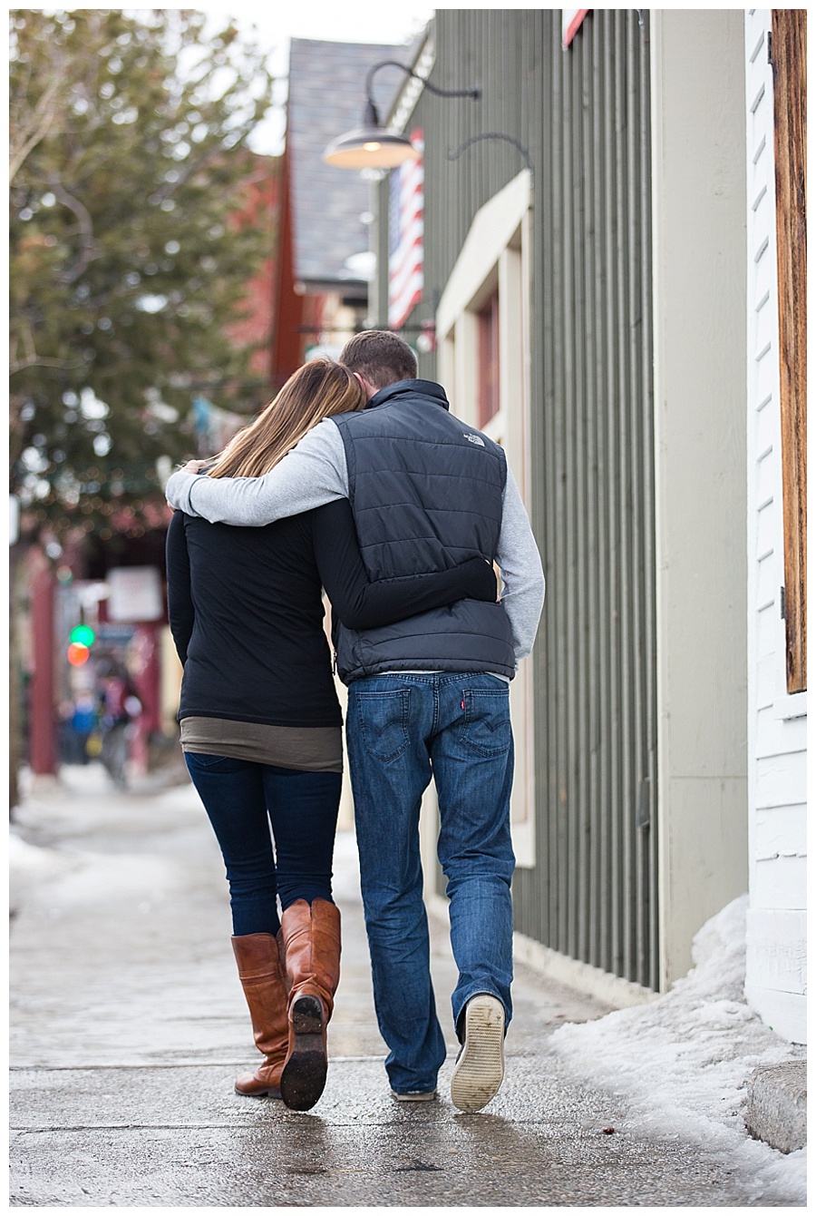 12 Cute engagement photos while walking