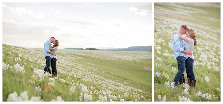 04 Engagment photos with wild flowers