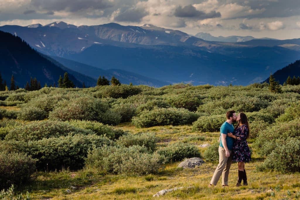 Cute engagement photo ideas in the mountains